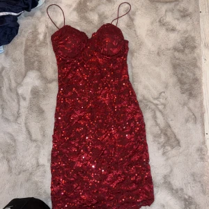 Röd klänning  - Jätte fin klänning  💥💥 Utförsäljning!! Först till kvarn 💥💥