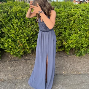 Balklänning  - Denna klänningen är använd en gång och är köpt från nelly. Jag är 158 cm och den går hela vägen ner till marken den passar även perosoner som är längre💗 Fler bilder finns att få om det önskas! 