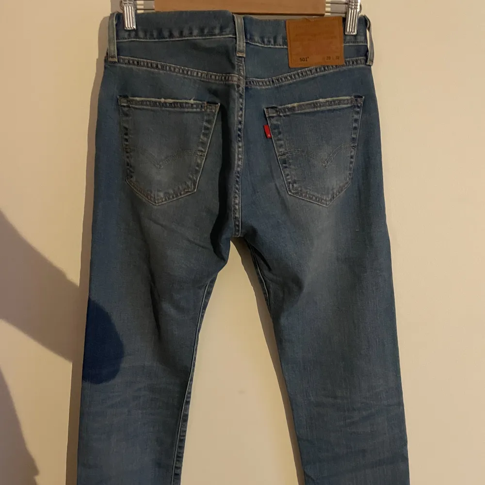 Blåa Levis jeans (501). Herrmodel, passar väldigt fint om man vill ha en lösare modell. Använda 2 gånger. Jeans & Byxor.