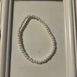 Armband - Vita pärlarmband. Den på första bilden har jag gjort själv dom andra är från Shein 3kr st. Storlek är ingen dom är väldigt stretchiga