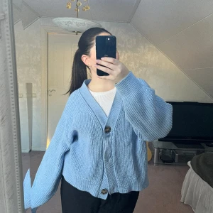 Stickad kofta - Superfin härlig och fin färg. Har flera liknande, så denna kommer tyvärr inte till användning längre 🩵🩵 PRIS KAN DISKUTERAS OCH MÄNGDRABATT GES VID KÖP AV TVÅ ELLER FLER PLAGG 🤝