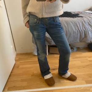 Assnygga bootcut jeans med coola uppdel🥰🥰jag är runt 170cm❤️mått: midja:38cm innerbenslängd:78,5cm