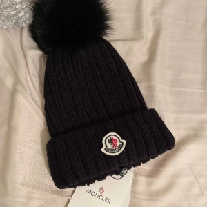 Moncler mössa - Säljer en helt ny moncler mössa