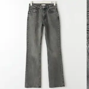 Gråa jeans från Gina (full length flare jeans) som är supersnygga men inte kommit till användning. Köpt för 500 kr. Endast använt två gånger så den är i nyskick💕