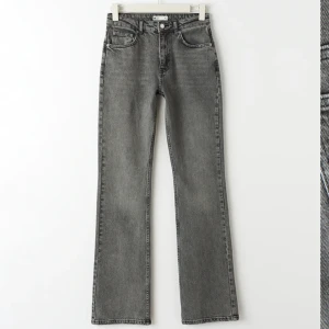 Full length flare jeans ginatricot - Gråa jeans från Gina (full length flare jeans) som är supersnygga men inte kommit till användning. Köpt för 500 kr. Endast använt två gånger så den är i nyskick💕