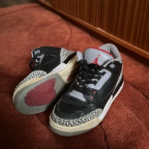 Jordans - Skitsnygga Jordans. Använda i gott skick. Tvättas de blir de som nya.  Står 38,5 men skulle säga att de passar en 37 max 37,5. Vid köp får du testa ifall de passar innan betalning.