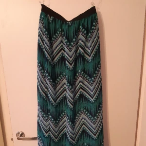 Långkjol - Knappt använd långkjol med slits i skönt luftigt material. Superfin till korta toppar.