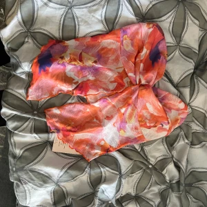 Sommar topp - As snygg sommartorp. Skriv för fler bilder. Har ”gummi” upptill så den inte glider. 