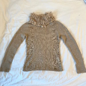 Ribbad Polotröja med pälskrage - Sååå fin och mysig. Äkta len päls, den sitter lite löst på vissa ställen som man kanske vill handsy lite