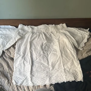 Off shoulder topp - Perfekt sommar blus. Storlek 44 men passar S-L 