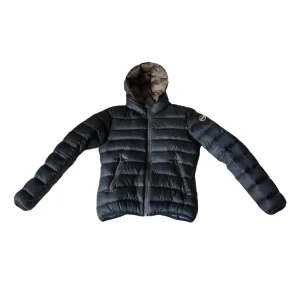 Colmar jacka - Colmar jacka i en så fin skimrig blå färg!! Den är i fint skick förutom en defekt vid ärmsluten på ena armen och att den är lite nopprig där men annars ingenting man tönker på!! Säljer pga vill köpa någon annan färg💞🥰 strl 42 italiensk storlek, passar S