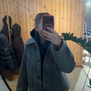 Kort Kappa - Bra skick men använd, lite nopprig på fickorna men annars fin⭐️ storlek xs sitter som en xs/s. Finns att hämta runt Gävle. #stockholstill #kappa 