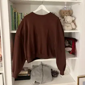 En helt vanlig brun oversized sweatshirt Använd, men absolut inte sliten  Var inte rädd att skriva ifall du har minsta lilla fråga😊