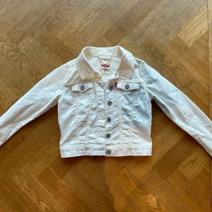 Levis jeansjacka flicka  - Figursydd, den är för en 10 åring men kan användas för mindre barn. Över 1000 kr ny, knappt använd.