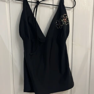 Urringad topp - Urringad topp med cool detalj på bröstet! Köpt här på plick