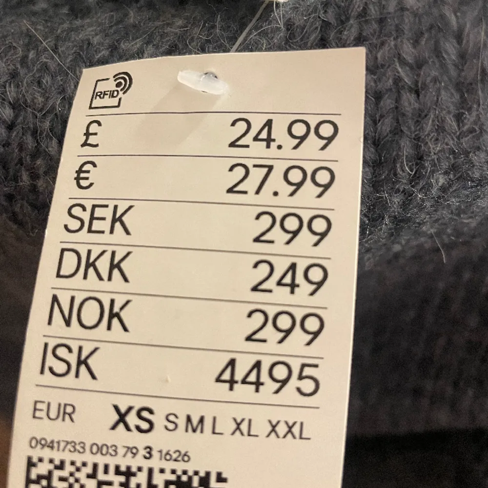 Säljer denna mörkblå/grå aktiga stickade off shoulder tröja från hm, aldrig använd, säljer pga att modellen inte passar mej. Prislapp finns kvar. Pris kan diskuteras❤️. Stickat.