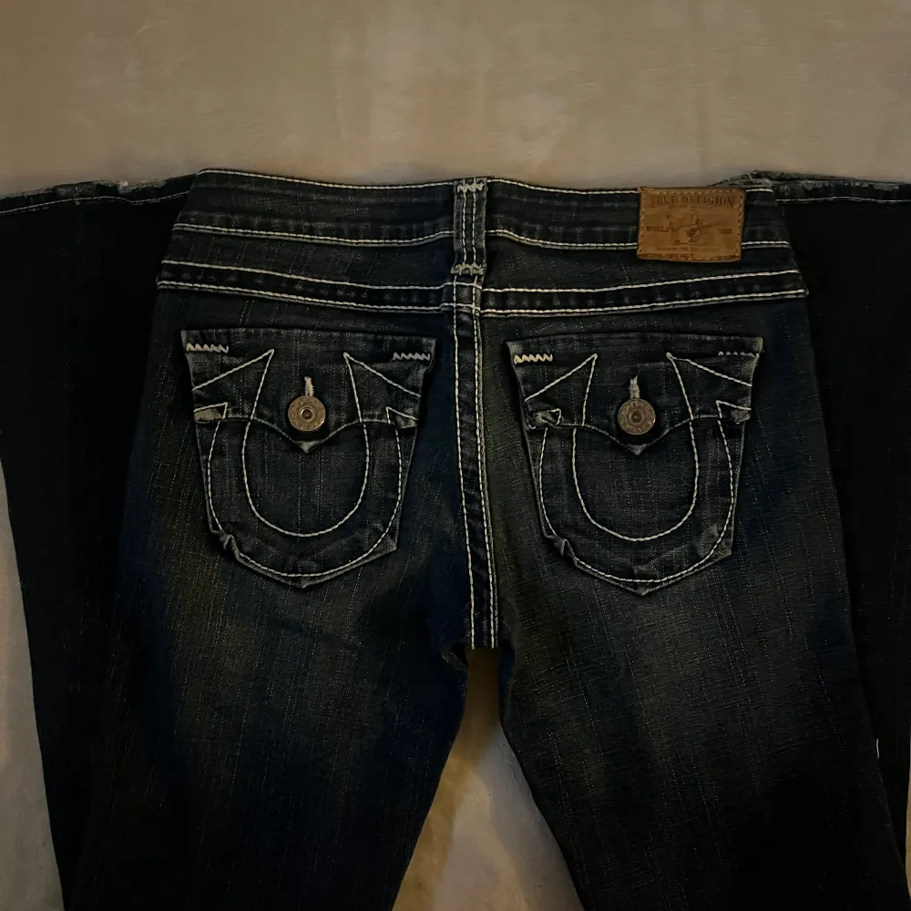 Superfina true religion jeans i jättefint skick. Lågmidjade och bootcut och kan även skicka mått om det önskas! Kolla gärna min profil då jag lägger upp mycket liknande 💛. Jeans & Byxor.