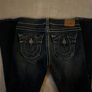 Superfina true religion jeans i jättefint skick. Lågmidjade och bootcut och kan även skicka mått om det önskas! Kolla gärna min profil då jag lägger upp mycket liknande 💛