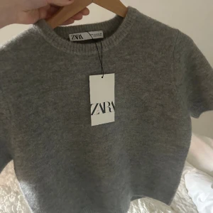stickad t-shirt - grå stickad t-shirt! aldrig använd, prislappen är kvar!!💞passar även s!slutsåld på zaras hemsida!!!
