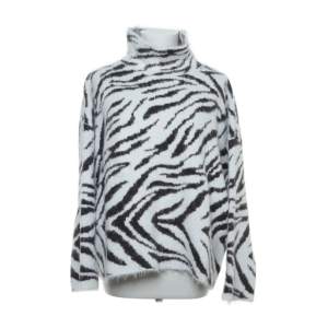 Säljer denna super coola zebra mönstrade tröja! Jätte mysigt material och lätt att styla till! Skriver för frågor eller fler bilder💕