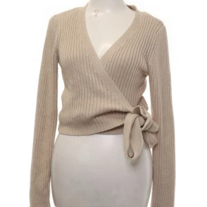 Ribbstickad omlottröja  - Ribbstickad omlottröja från nakd