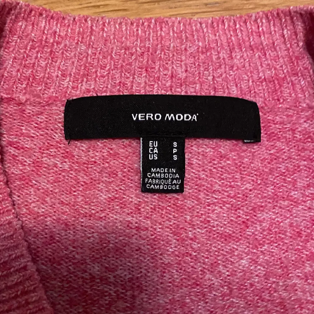 Rosa stickad tröja från Vero Moda i superbra skick 💕. Stickat.