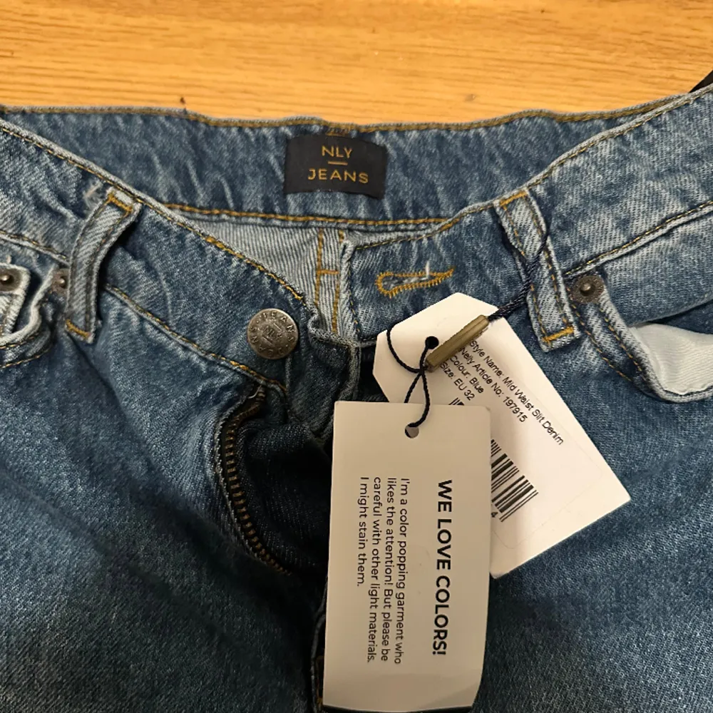 Köpte dessa i Nelly för 400 dom är helt nya med prislapp på, dom kommer tyvär inte till användning då dom blev för små. Tänk på att dom kan vara lite små i storleken . Jeans & Byxor.