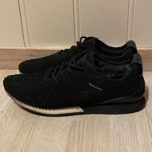 Gant Sneakers - Säljer ett par bekväma och riktigt snygga Gant skor. Skick 9/10. En liten skada på ena sulan. Se bild 3.   Kolla gärna in mina andra annonser🤩  Fraktas inom 48h📦📩