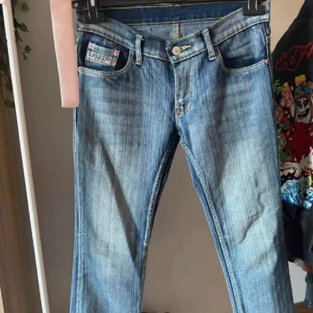 Så coola jeans!❤️midjemått:37cm och innerben:75cm!❤️. Jeans & Byxor.