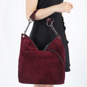 Jimmy Choo väska - Fin vinröd väska i mocka från Jimmy Choo. Helt ny från NK och oanvänd. Ordinarie pris: 10 499 kr (Kvitto finns)