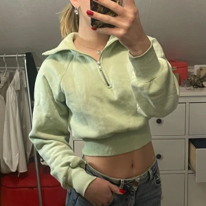 Pastellfärgad tröja  - Supermysig tröja med dragkedja och kort i modellen. Ny och använd fåtal gånger. Passar mig som är S🤍