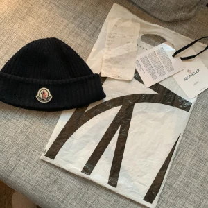 Moncler mössa  - Jag säljer min moncler mössa då jag inte använder den så mycket längre. Priset är ej hugget i stenen. Hör av er vid frågor!!!