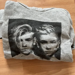 Marcus & Martinus hoodie - Säljer min gamla togheter hoodie, fint skick, lite lätt nopprig men ingenting som inte går att fixa hemma, den är ett original från deras egna hemsida som inte tillverkas längre. Hör gärna av dig om du har frågor. Pris går alltid att diskutera❤️