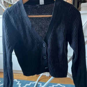 Kofta H&M - Söt stickad kofta från H&M. Bättre bild vid intresse🤍