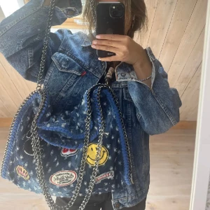 Väska  - Säljer den här jätte fina väskan som liknar MaCartney väskan. Fins skick och rymmer mycket🌟💓