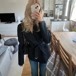 Kavaj  - Kavaj med skärp i midjan💕framgår inte riktigt på bilderna men stripsen på kavajen är glitter🫶🏼🤩