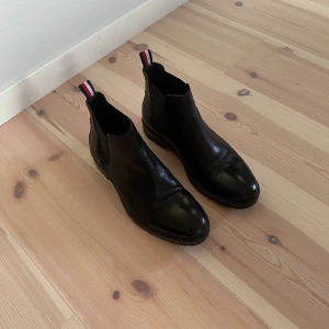 Tommy Hilfiger känga 42 - Storlek 42 i väldigt bra skick! Nypris 1595 kr