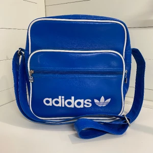Adidas väska - Tuff old school väska i fint skick.  Frakt tillkommer.