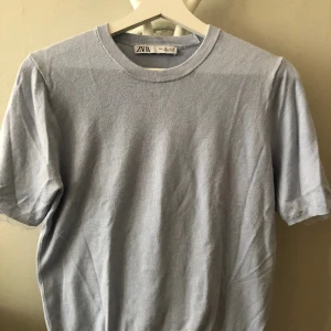 Zara tröja  - En fin tröja från zara med spetsdetaljer vid ärmarna. Storlek L men passar som M