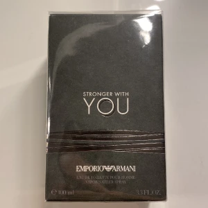STRONGER WITH YOU - EMPORIO ARMANI - Jag säljer en oöppnad man parfym för 700kr eftersom personen som parfymen var till hade den redan. Jag köpte den själv från NordicFeel för 1 186kr och den är 100ml. Köparen står för frakten. Kontakta mig vid intresse! 