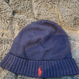RALPH LAUREN mössa - En helt ny mössa nästa aldrig använd. Priset kan förhandlas.