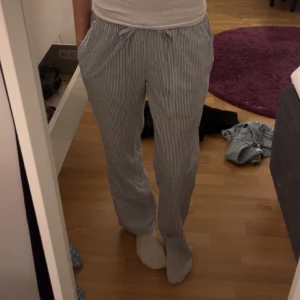Pyjamasbyxor - Jättefina randiga pyjamasbyxor från lager 157. Supersköna och perfekta på vår och sommar. I gott skick och inte mycket använda. Pris kan diskuteras💕