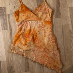 Vintage topp - Så fin äkta vintage topp med fina detaljer som påminner mig om en fe. Den är köpt second hand men är som i nyskick och utan några som helst skador. Säljer tyvärr den även fast den är en gammal favorit eftersom jag är i behov av pengar.💗