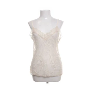 Spets linne - Säljer så sött och trendigt spets linne man kan ha under kort T-shirt!! 