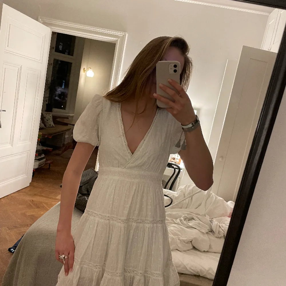  Jättefin vit sommar klänning från Zara som tyvärr inte komma till användning längre skriv gärna för fler frågor 🥰. Klänningar.