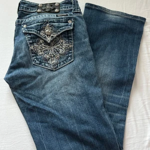 Bootcut Miss Me jeans - Supersnygga miss me jeans i bra skick🤩 Dem sitter lågmidjat och är utsvängda i benen. Midja: 79 cm , Innerben: 85 cm