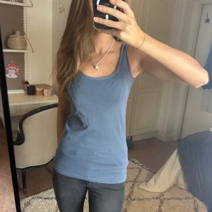 Blått linne  - Jättefint blått linne som aldrig är använd med prislapp kvar! Finns en liten fläck längst ner som syns på bilden. Men tror denna går bort i tvätten!