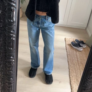 Levis 501 90S - Baggy jeans, knappt använda. Passar större storlekar beroende på hur du vill att de ska sitta💗 Nypris: 1249kr