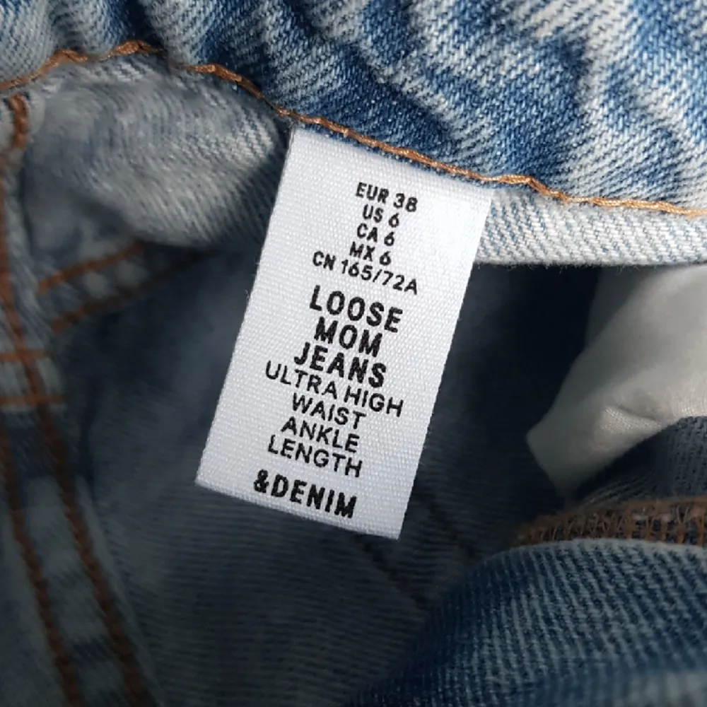 Ett par jeans strl 38 loose mom jeans köparen står för frakten . Jeans & Byxor.