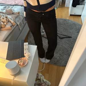 Säljer nu ”Mira”  jeansen från Lindex i storlek 38. Köpta för 699kr och de är i superfint skick men säljer lite lägre då jag vill få de sålda ❤️‍🔥❤️‍🔥  Innerbenslängd : 83cm  Midjemåttet rakt över : 34cm (stretchiga)  Lårvidd : 23cm  